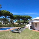 Traditional Portuguese 5 Bedrooms Girassol Prime Location קווארטיירה
