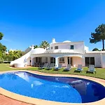 Traditional Portuguese 5 Bedrooms Girassol Prime Location קווארטיירה