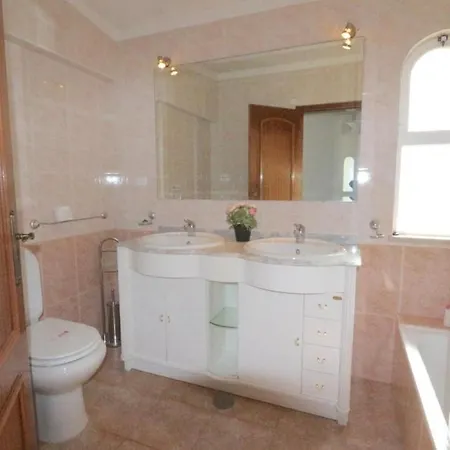 Villa Traditional Portuguese 5 Bedrooms Girassol Prime Location Quarteira
