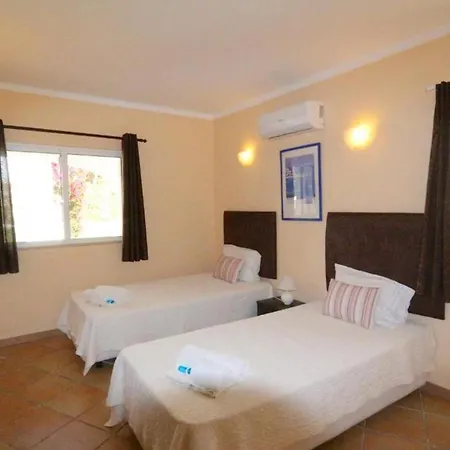 Traditional Portuguese 5 Bedrooms Girassol Prime Location