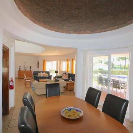 Traditional Portuguese 5 Bedrooms Girassol Prime Location *