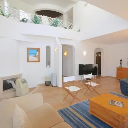 Traditional Portuguese 5 Bedrooms Girassol Prime Location 빌라