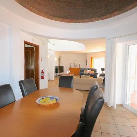 빌라 Traditional Portuguese 5 Bedrooms Girassol Prime Location 쿼테이라