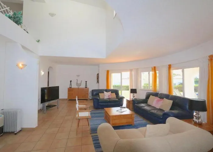 Villa Traditional Portuguese 5 Bedrooms Girassol Prime Location Quarteira