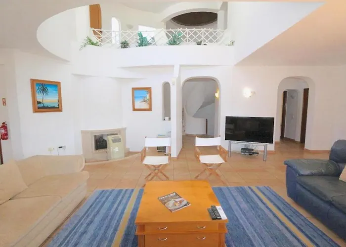 Villa Traditional Portuguese 5 Bedrooms Girassol Prime Location *