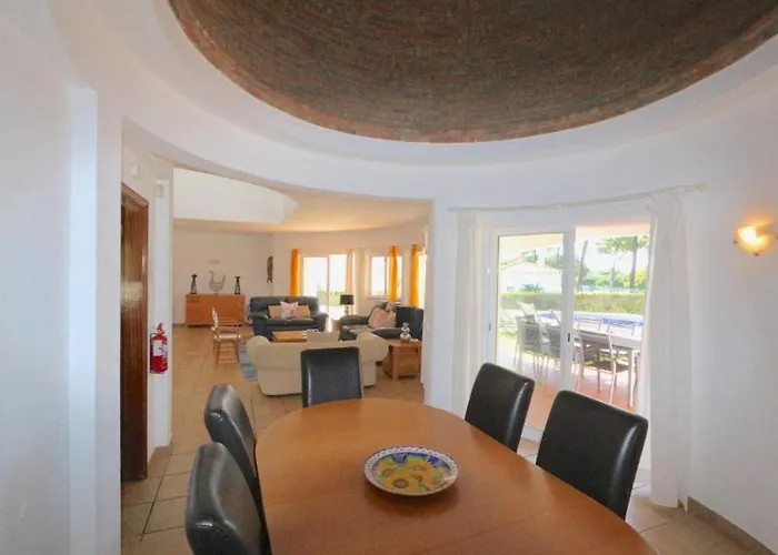 Traditional Portuguese 5 Bedrooms Girassol Prime Location *