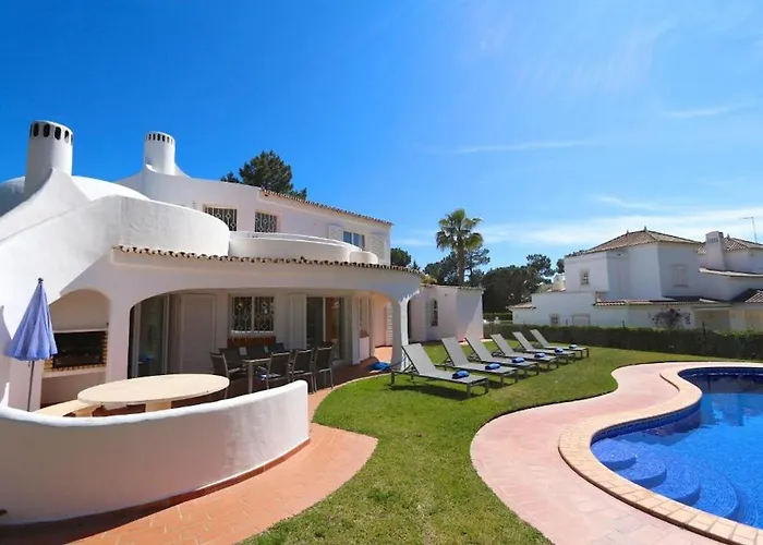 Traditional Portuguese 5 Bedrooms Girassol Prime Location Villa Quarteira