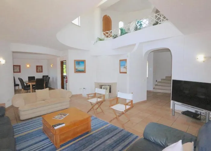 Traditional Portuguese 5 Bedrooms Girassol Prime Location * Quarteira