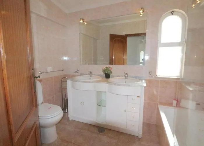 Villa Traditional Portuguese 5 Bedrooms Girassol Prime Location Quarteira