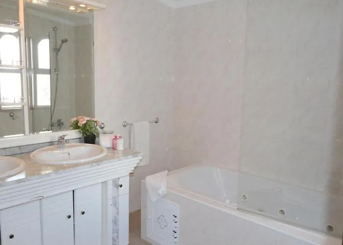 Traditional Portuguese 5 Bedrooms Girassol Prime Location * Quarteira