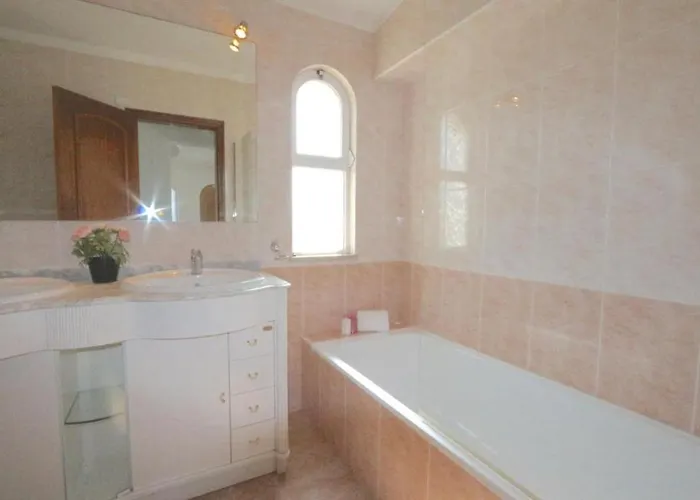 Villa Traditional Portuguese 5 Bedrooms Girassol Prime Location