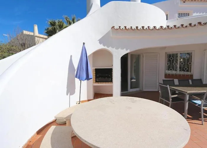 Traditional Portuguese 5 Bedrooms Girassol Prime Location *