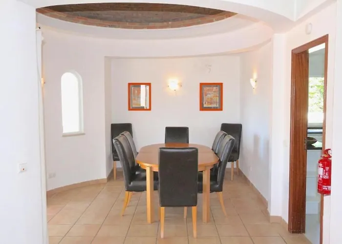 Traditional Portuguese 5 Bedrooms Girassol Prime Location *