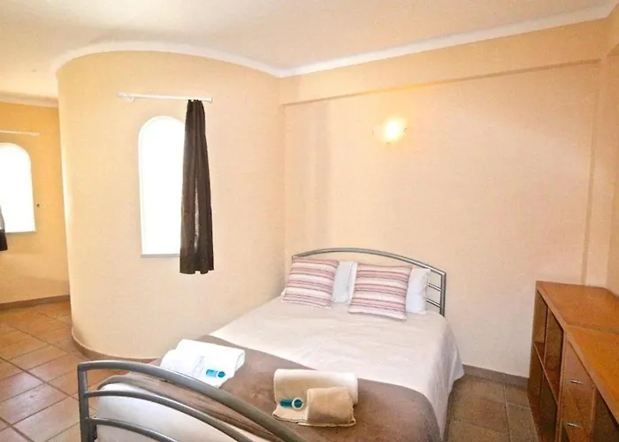 Traditional Portuguese 5 Bedrooms Girassol Prime Location Villa