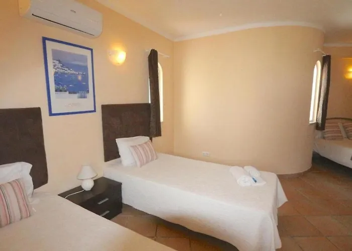 Traditional Portuguese 5 Bedrooms Girassol Prime Location