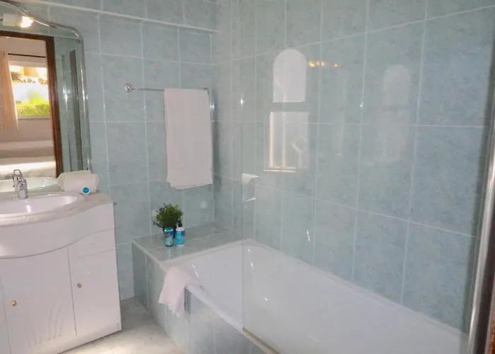 Traditional Portuguese 5 Bedrooms Girassol Prime Location * Quarteira