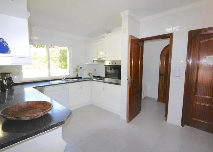 Traditional Portuguese 5 Bedrooms Girassol Prime Location Villa Quarteira