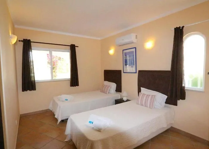 Traditional Portuguese 5 Bedrooms Girassol Prime Location