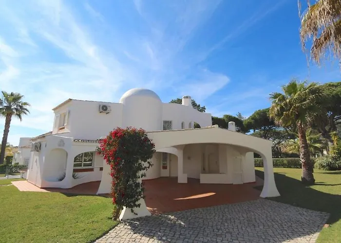 Traditional Portuguese 5 Bedrooms Girassol Prime Location Villa Quarteira