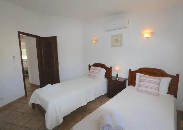 Villa Traditional Portuguese 5 Bedrooms Girassol Prime Location Quarteira