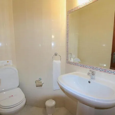 Traditional Portuguese 5 Bedrooms Girassol Prime Location * Quarteira